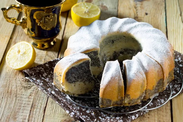 Традиционный домашний лимонный торт с маком. Рождение десерта — стоковое фото