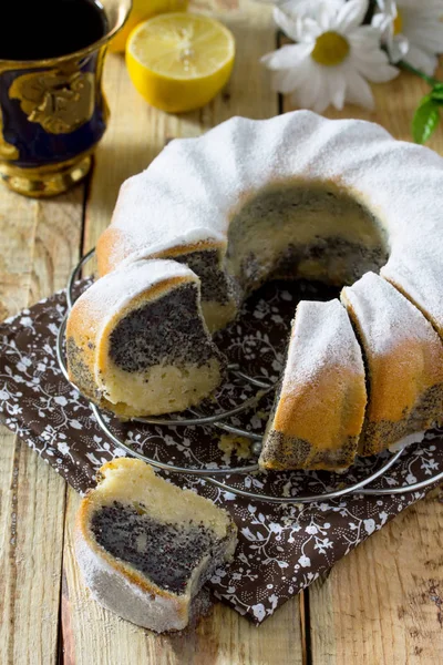 传统手工制柠檬蛋糕与罂粟灌装。甜点 birt — 图库照片