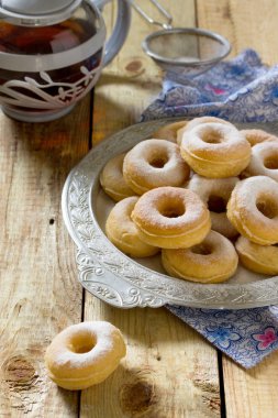 Donuts bir ahşap zemin üzerine pudra şekeri ile. Hanuka cele