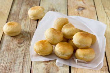 Ahşap backgrou üzerinde tatlı süzme peynir dolum ile çörek