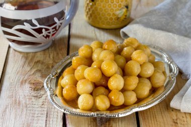Bal ve tarçın ile lokma çörek. Hanuka kutlaması