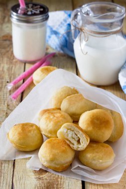 Ahşap backgrou üzerinde tatlı süzme peynir dolum ile çörek