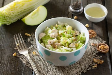 Salata lahana, tavuk, elma, salatalık ve ceviz ile. Sağlık