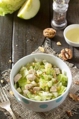 Salata lahana, tavuk, elma, salatalık ve ceviz ile. Sağlık