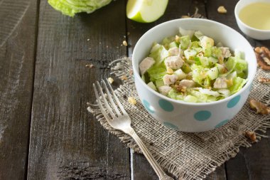 Salata lahana, tavuk, elma, salatalık ve ceviz ile. Sağlık