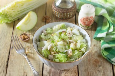 Salata lahana, tavuk, elma, salatalık ve ceviz ile. Aperatif 