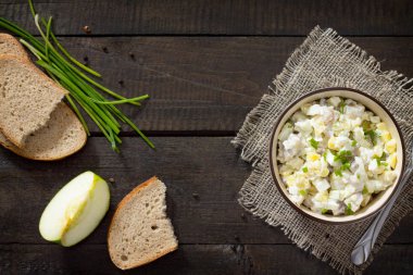 Ringa balığı, yumurta, elma ve patates salatası. Bir festiv snack