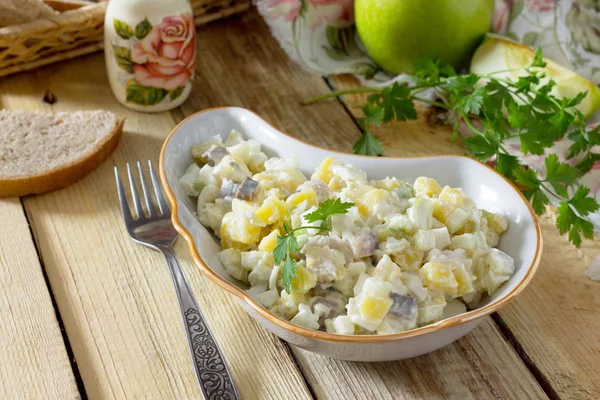 Салат с сельдью, яйцами, яблоками и картошкой. Закуска на празднике — стоковое фото