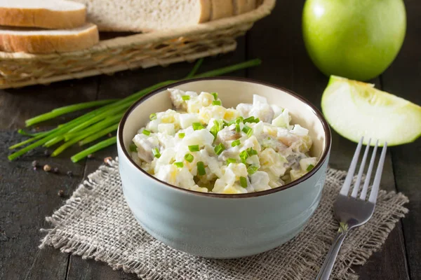 Салат с сельдью, яйцами, яблоками и картошкой. Закуска на празднике — стоковое фото