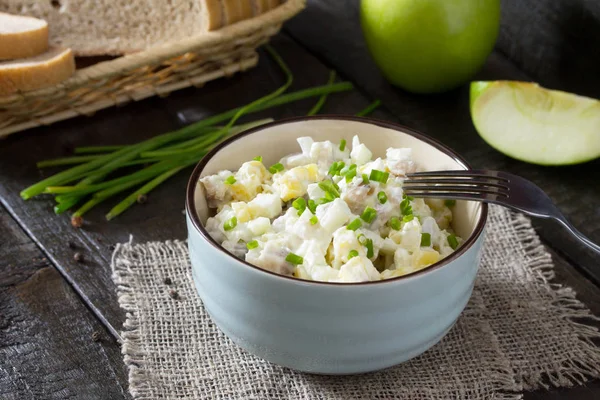 Салат с сельдью, яйцами, яблоками и картошкой. Закуска на празднике — стоковое фото