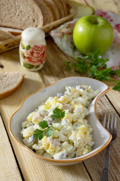 Ringa balığı, yumurta, elma ve patates salatası. Bir festiv snack — Stok fotoğraf