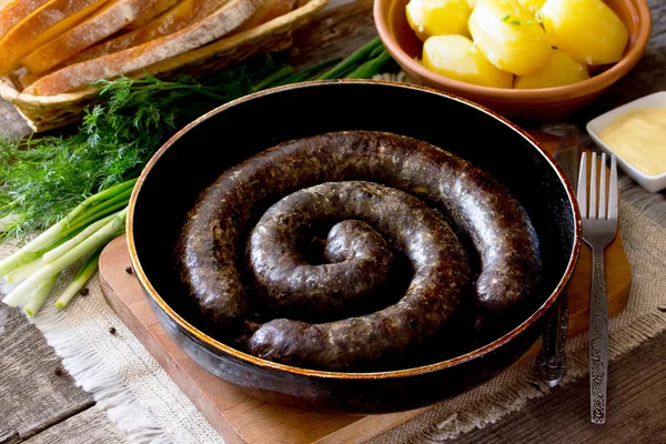 Fígado de trigo mourisco caseiro e salsicha e batatas cozidas em — Fotografia de Stock