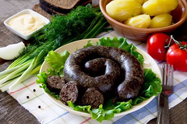 Fígado de trigo mourisco caseiro e salsicha e batatas cozidas em — Fotografia de Stock