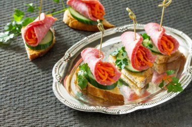 Tatil meze: kanepeler üzerinde gevrek ekmek ile salatalık, havuç