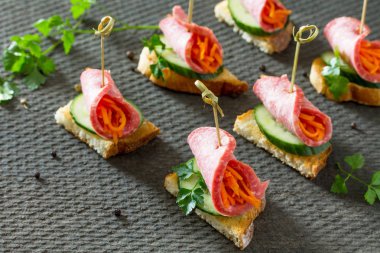 Tatil meze: kanepeler üzerinde gevrek ekmek ile salatalık, havuç