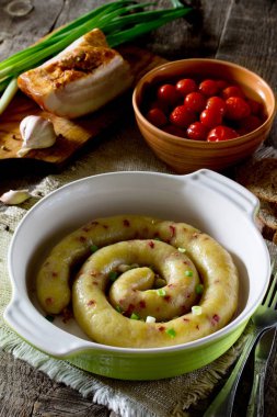 Ev yapımı patates ve rustik bir backg pastırma sosis pişmiş