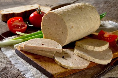 Ev yapımı süt et sosis ve sebze, çeşitli otlar üzerinde