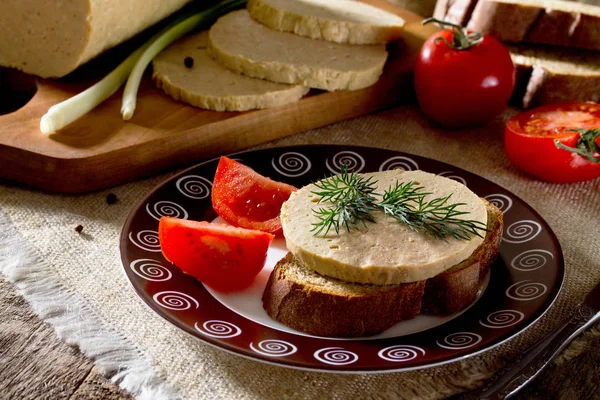 Sandwich con salsiccia di carne casearia fatta in casa e una varietà di verdure — Foto Stock