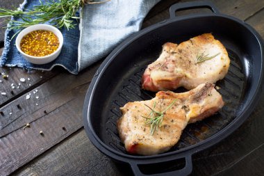 Et ızgara. Bir dökme demir ızgara kemik üzerinde domuz pan rosem ile