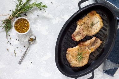 Et ızgara. Kemik döküm Barbekü domuz etinin ro ile pan