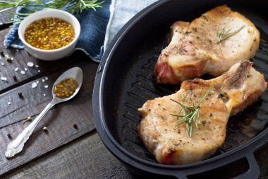 Et ızgara. Bir dökme demir ızgara kemik üzerinde domuz pan rosem ile