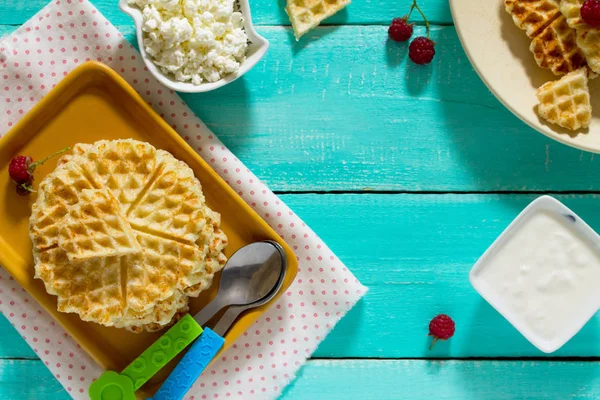 Jantar ou almoço para crianças - bolos e frutas, waffles com berço — Fotografia de Stock