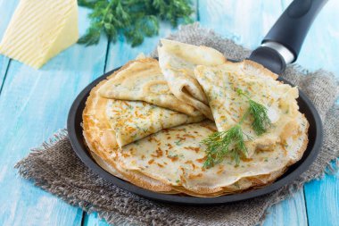 Ne tatlı krep peynir ve taze dereotu bir dökme demir Ski ile