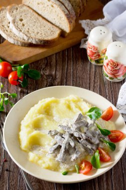 Geleneksel sıcak et ekşi krema ile güveç ve püresi pot garnitür