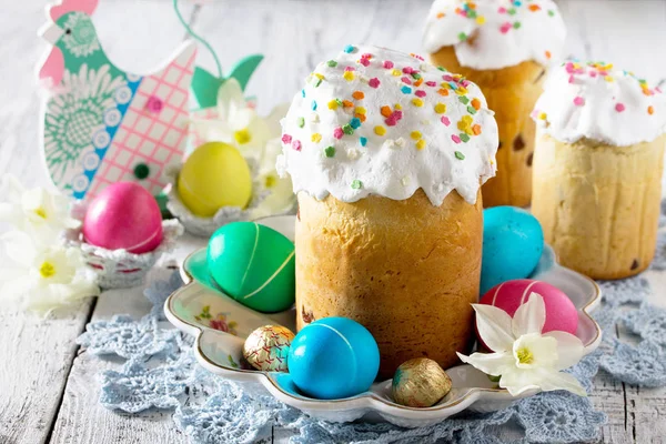 伝統的なイースターのお菓子: ケーキとカラフルなイースターの卵 — ストック写真