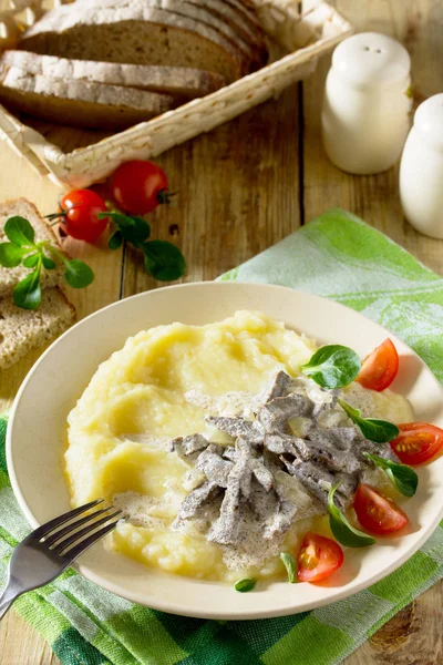 Quente ensopado carne coração com creme de leite e purê de batata prato lateral . — Fotografia de Stock