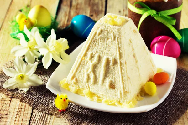 Sfondo pasquale. Tavolo tradizionale di Pasqua: torta, Rifiuti — Foto Stock
