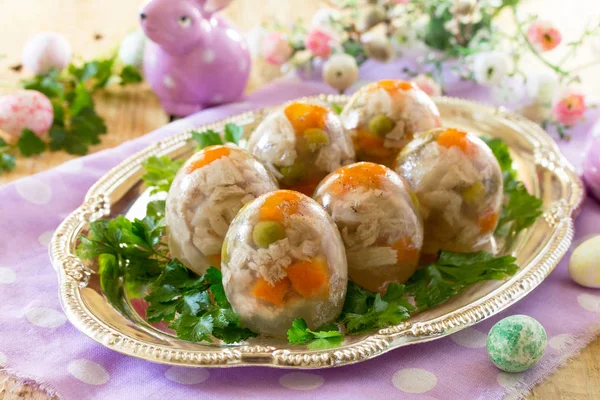 Paskalya davranır: Paskalya Jellied ahşap bir masa üzerinde jöle et yumurta
