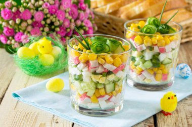 Yengeç sopa, yumurta, Mısır ve salatalık salatası. Festival aperatif o