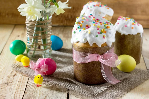 Osterhintergrund. Traditionelles Essen auf dem Urlaubstisch — Stockfoto