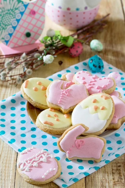 Easter background. Plate with delicious Easter cookies on a fest — Stock Photo, Image