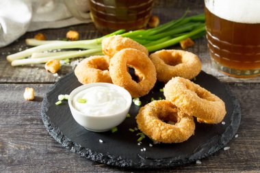 Aperatif yiyecek. Soğan halkaları kızarmış Mozzarella peyniri, peynir sos ve bira 
