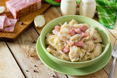 Köfte lahana ve jambon taze vegeta ahşap tablo
