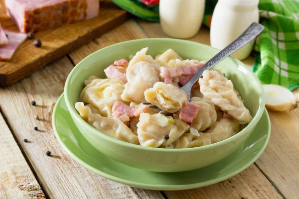Dumplings with cabbage and ham on wooden table with fresh vegeta — Stock Photo, Image