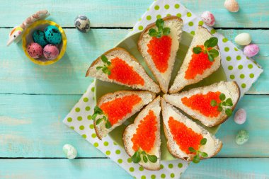 Paskalya havuç bir sandviç var. Yaratıcı çocuklar için sağa sola Servis Kahvaltı