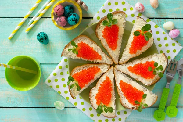 La carota di Pasqua è un sandwich. Colazione creativa per bambini fro — Foto Stock