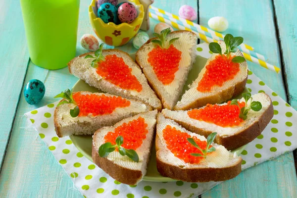 Osterkarotte ist ein Sandwich. Kreatives Frühstück für Kinder — Stockfoto