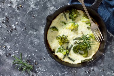 Kahvaltı arka plan. Brokoli ve yeşil fasulye omleti. İnci