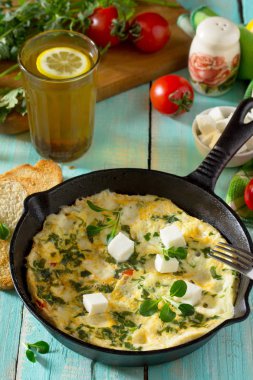 Kahvaltı arka plan. Şifreli miş-mash ile kırmızı biber, domates