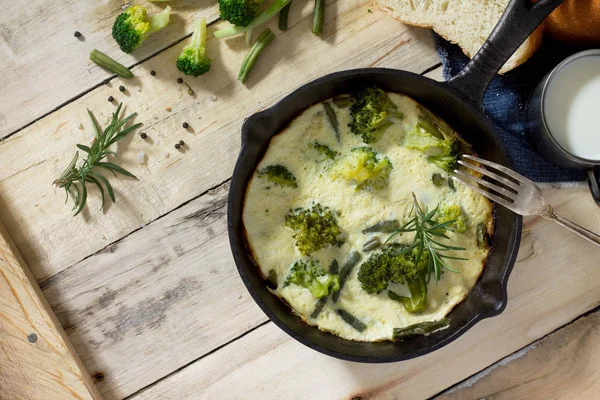 Huevos revueltos con brócoli y judías verdes con diferente frescura — Foto de Stock