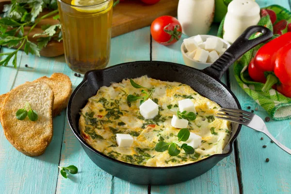 Frukost bakgrund. Äggröra mish-mash med paprika, tomater — Stockfoto