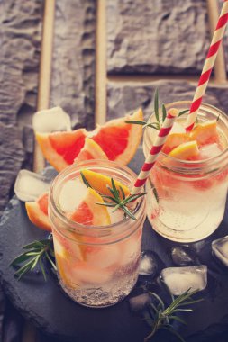 Biberiye ve greyfurt bir ston üzerinde serinletici bir yaz içeceği