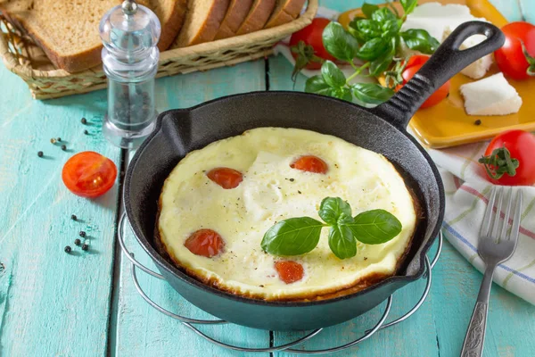 Омлет с помидорами и сыр Сулугуни со свежими овощами — стоковое фото