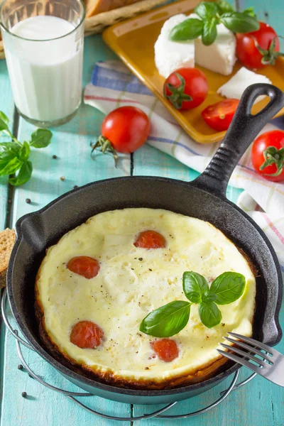 Frühstück Hintergrund. Rührei mit frischen Tomaten und Zucker — Stockfoto