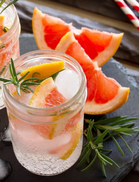 Una refrescante bebida de verano con romero y pomelo en un ston —  Fotos de Stock