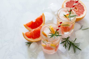 Greyfurt ve biberiye bir taş üzerinde serinletici yaz içeceği 